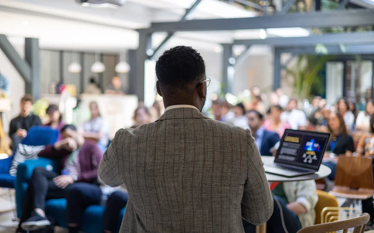 Pahagbia wa Kasumba — intervention corporate face à l'audience